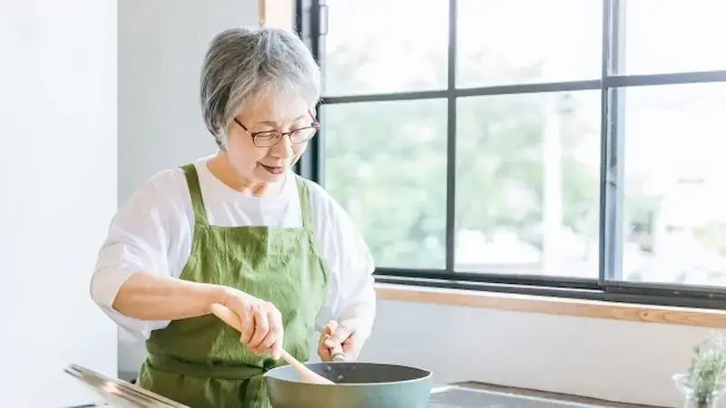 料理をするシニア女性