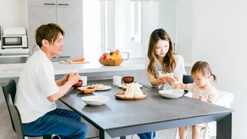 家族3人で食卓を囲んでいる様子