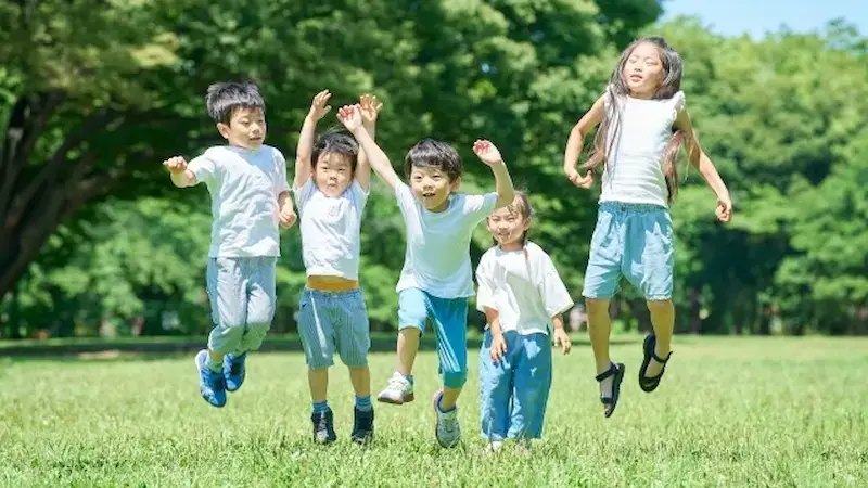 ジャンプをする子供たち