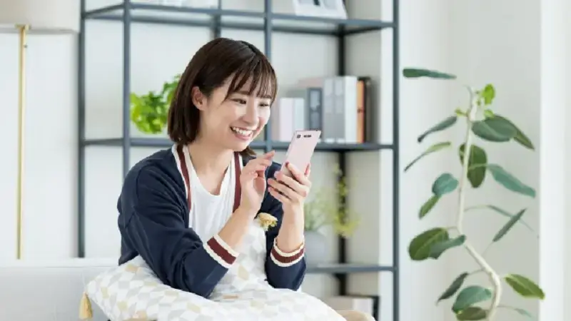 スマホを見る若い女性