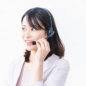 電話で連絡をする女性オペレータ