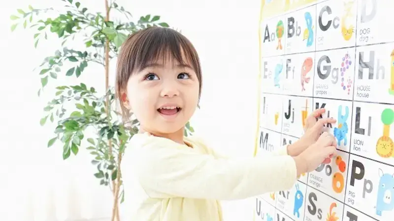 英語を勉強する子ども