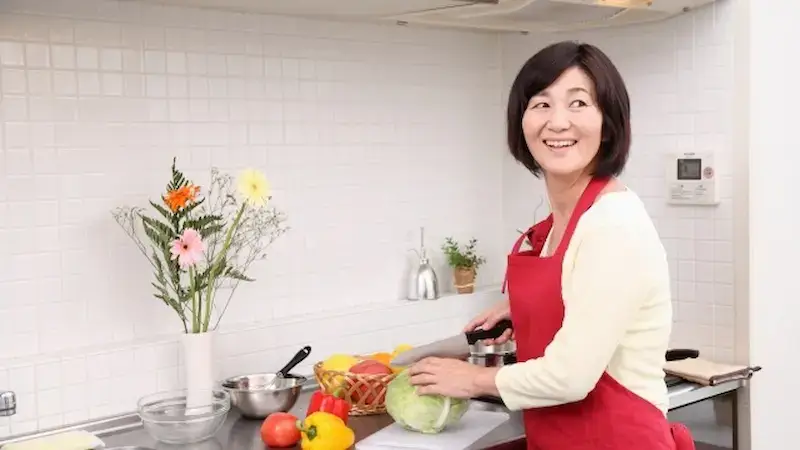 料理をする女性